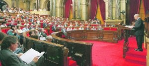 El presidente de la Generalitat, José Montilla, durante su intervención de ayer en el pleno extraordinario del Parlament sobre la sentencia del 'Estatut'. ::                             EFE