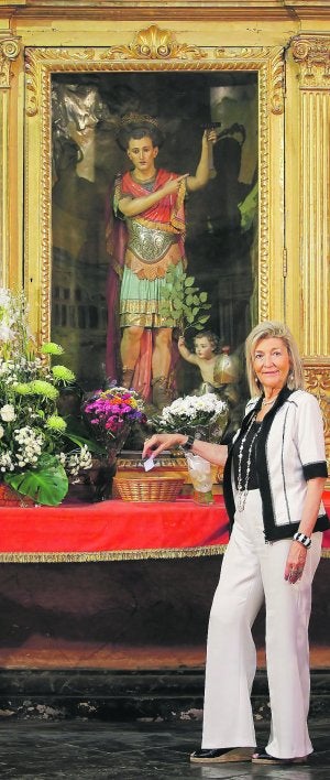 Presen Rodríguez, junto a la imagen de San Expedito. ::
M. A. POLO