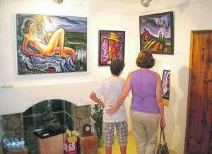 Dos visitantes contemplan la sala dedicada a Melchor Zapata en la galería Ana Rubio de Oropesa. ::
LP