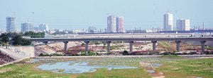 El nuevo cauce se llena del agua que no retienen los pantanos del Turia