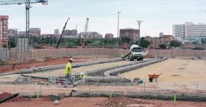 Obras de urbanización, con el hospital La Fe de Malilla a la derecha de la imagen. ::
J. J. MONZÓ