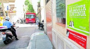 Cartel en el barrio barcelonés de Gràcia que anuncia el homenaje a la colaboradora de ETA. ::
EFE