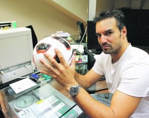 Juan Luis Mora sostiene una pelota en su despacho en el estadio del Levante. :: JUAN NAVARRO/LAFOTO