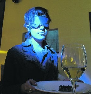 La cena donde está prohibido mirar