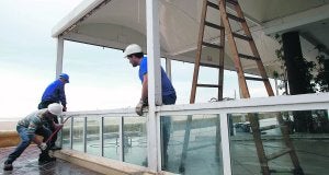 El desmontaje de los locales de la Malvarrosa deja el futuro de los hosteleros en el aire