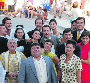 El reparto de 'L'Alqueria', Paco Roca, Juan Mata, Santiago Posteguillo y Concha Guillem. ::                             LP