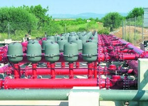 Moderna batería de filtros automáticos para el sistema de goteo de la Comunidad de Regantes de Llirias. ::
J.J. MONZÓ