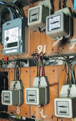 Las cooperativas eléctricas rebajan un 15% las tarifas de luz a sus socios