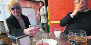 Los hosteleros de Gandia alertan de que el botellón aumentará con la ley antitabaco