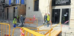 Operarios trabajan en la calle Villavieja, completamente levantada, a la altura de la entrada principal del nuevo Museo de Arte Contemporáneo de Alicante. ::
DANI MADRIGAL