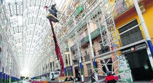 Montaje ya muy avanzado del alumbrado de la falla Sueca-Literato Azorín, en Ruzafa. ::                             JESÚS SIGNES