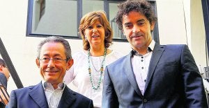 Francesc Colomer, acompañado de Angel Luna y la portavoz del PSPV en el Ayuntamiento de Orihuela, Antonia Moreno. ::                             EFE/ J.C. CÁRDENAS