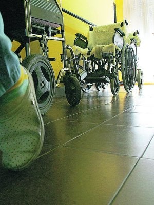 Pasillo de una residencia de discapacitados. EL CORREO