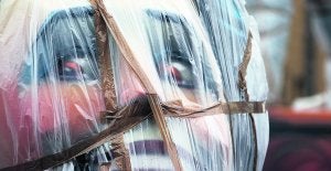 Pieza de la falla que planta Pere Baenas en la plaza del Ayuntamiento, cubierta de plásticos para evitar que se dañe por las lluvias. ::                             TXEMA RODRÍGUEZ