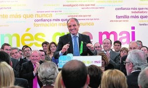 El presidente Camps, arropado por los suyos el lunes en el acto del PP celebrado en Ribarroja donde se presentó el vídeo. ::                             J. J. MONZÓ