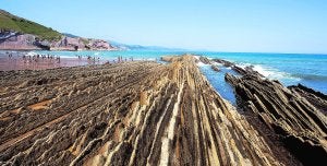 Una muestra de los caprichos del mar en la playa de Zumaia, en la costa de Guipúzcoa. ::
T. V.
