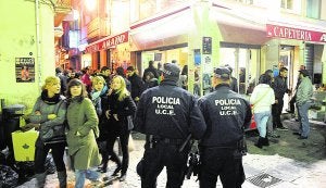 Dos polícías locales vigilan una de las callejuelas en las que hay tascas en Castellón. ::
LP