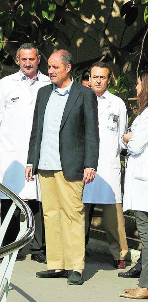 El presidente Camps, ayer a su salida del Hospital. ::
JESÚS SIGNES