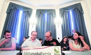 Los candidatos de Bildu en San Sebastián, Juan Carlos Izagirre, y en Guipúzcoa, Martín Garitano, ayer, durante una rueda de prensa. ::
J. E. / EFE