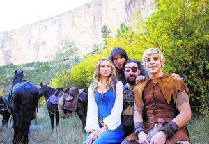 Yarovenko (Sigrid), Peris Mencheta (Capitán Trueno), Martínez (Goliath) y  Lamana (Crispín), durante el rodaje en Chulilla. ::
IRENE MARSILLA