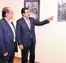 El alcalde, a la derecha, junto a Miguel Ángel Mulet. ::                             LP
