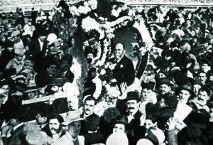 En el homenaje de 1909 fue llevado a silla de mano por los jóvenes poetas valencianos.