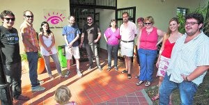 Trabajadores de Gandia Televisió, ayer a las puertas de las instalaciones tras conocer que se suspenden de manera temporal las emisiones del ente . ::
JUANTXO RIBES