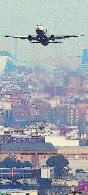 El ruido de los aviones durará casi todo el verano por el retraso de unas obras