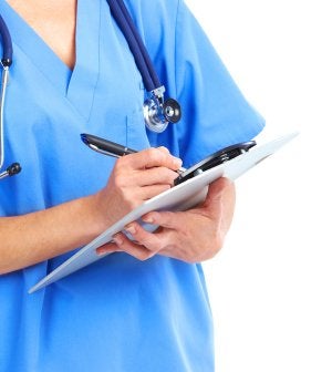 Un médico recoge los síntomas de un paciente. LP