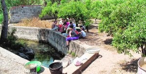 El equipo de José Aparicio limpia las piezas halladas en la Cova Foradà de Oliva durante una excavación arqueológica. ::
LP
