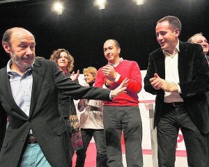 Rubalcaba es aplaudido por miembros del PSPV y por su líder, Jorge Alarte.. ::                             JUANJO MONZÓ