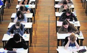 Varios estudiantes concentrados durante la realización de un examen. ::                             REUTERS
