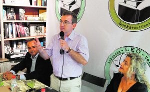 Posteguillo ayer, micro en mano, acompañado de Alfonso Maldonado y Blanca Martínez, una de las socias de la librería Leo. ::                             J. SIGNES