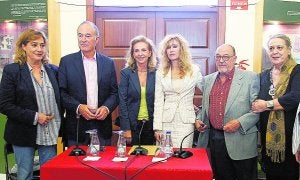 Ana Marzoa, Manuel Tejada, Mayrén Beneyto, Victoria Vera, Romero Marchent y Terele Pávez, ayer. ::                             I. M.
