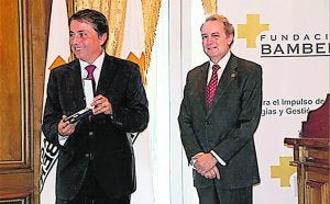 Manuel Cervera recibe el premio de la Fundación Bamberg. ::
EUROPA PRESS