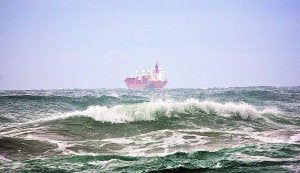 El mar estuvo muy revuelto ayer en Gandia, pero una docena de barcas salieron a faenar. ::
JUANTXO RIBES