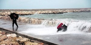 La anunciada gota fría sólo se deja sentir en la Marina con 176 litros