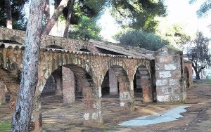 El riu rau de L'Arnauda está situado en el parque montaner de Xàbia y tiene el techo por acabar. ::                             C. L.
