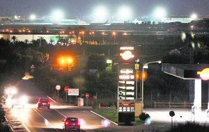 Focos del aeropuerto de Manises, desde la urbanización Montemayor de Ribarroja, a varios kilómetros de distancia. ::                             JESÚS SIGNES