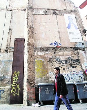 Patrimonio exige al Consistorio reparar la medianera del Colegio de la Seda