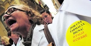 Una farmacéutica en un momento de la protesta de ayer ante las puertas de la Conselleria de Economía y Hacienda. ::
AFP PHOTO / JOSE JORDAN