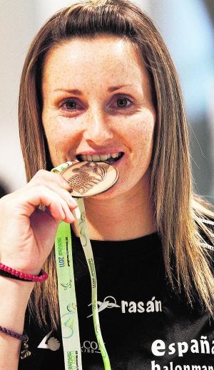 Vanesa Amorós posa con el bronce a su llegada al aeropuerto de El Altet, ayer. ::
CARLOS RODRÍGUEZ