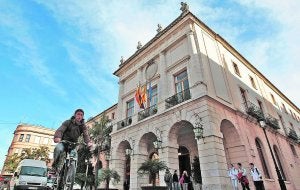 Cada gandiense debe 2.532 euros