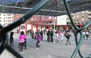 Patio de un colegio con aulas prefabricadas. ::
LP