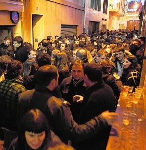 Aspecto que ofrecían las tascas el pasado viernes a pesar de la prohibición de beber alcohol en la vía pública . ::
NACHO CANÓS
