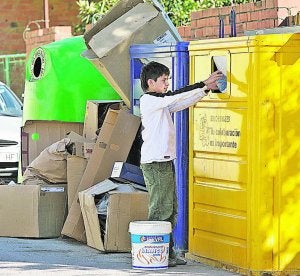 Basura. Un joven deposita desechos en contenedores. ::
J.RIBES