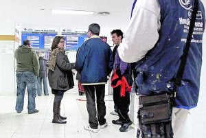 Colas de pacientes en un centro de salud alicantino ayer. ::                             ÁLEX DOMÍNGUEZ