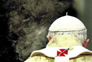El Papa, rodeado por  el humo del incienso  durante una misa en San Pedro. ::                             MAX ROSSI/REUTERS