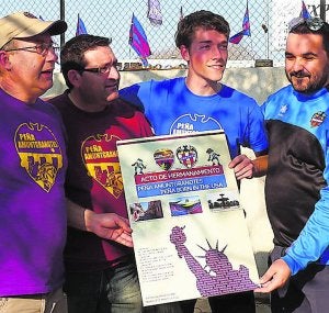 Dos miembros de Amunt Granotes junto a Burrier y Llopis. ::
LP
