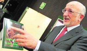 Juan Roig muestra la portada de la memoría anual de
Mercadona. / Juan José Monzó